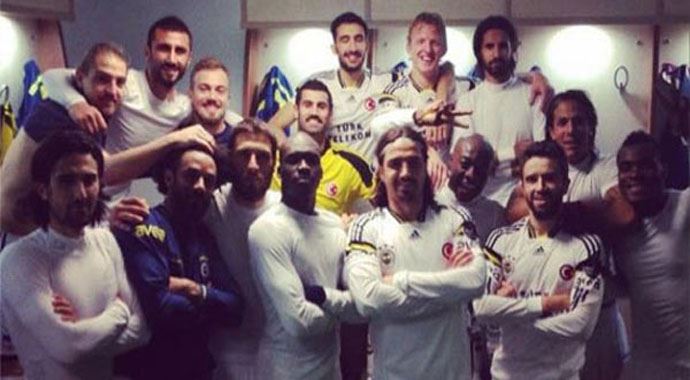 Fenerbahçe'den soyunma odasında zafer pozu Fenerbahçe'den soyunma odasında zafer pozu