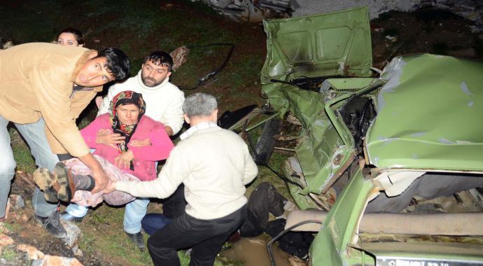 Kamyon otomobili biçti, ölü ve yaralılar var
