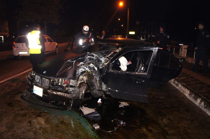 İki otomobil kavşakta çarpıştı, 7 yaralı İki otomobil kavşakta çarpıştı, 7 yaralı