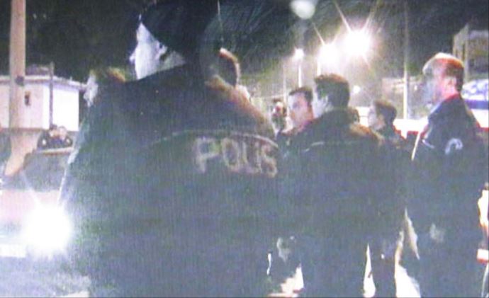Arkadaşları yakalanmasın diye polise saldırdılar Arkadaşları yakalanmasın diye polise saldırdılar
