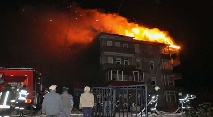 Apartmana isabet eden yıldırım yangın çıkardı Apartmana isabet eden yıldırım yangın çıkardı