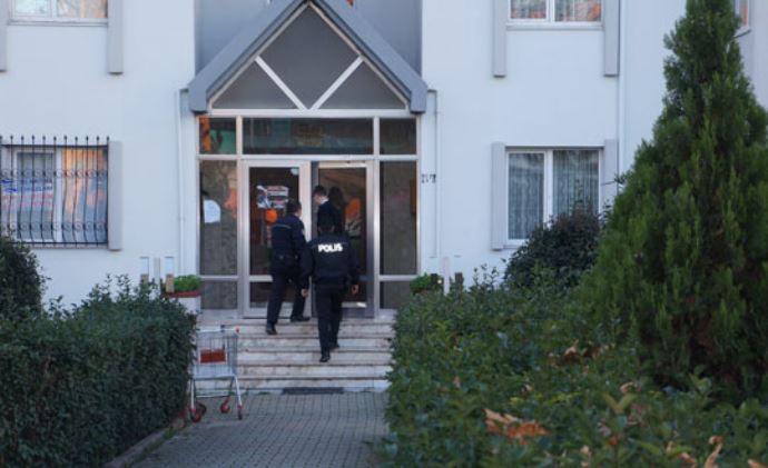 Cinnet getiren ailesine baltayla saldırdı Cinnet getiren ailesine baltayla saldırdı