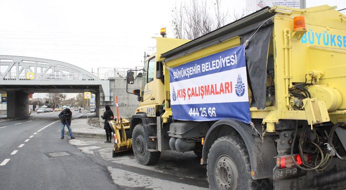 Belediyede kar alarmı, Metrobüs yolu açık tutulacak