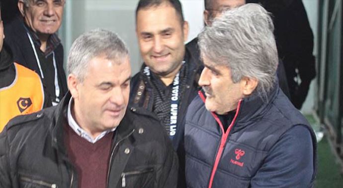 Süper Lig teknik direktörü camı yumrukladı Süper Lig teknik direktörü camı yumrukladı