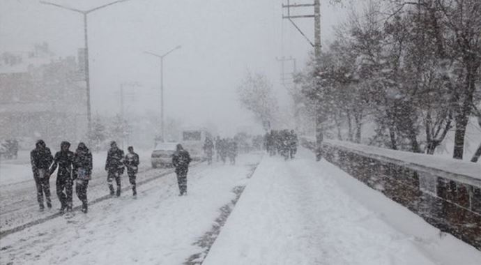 Kar tüm yurdu etkisi altına aldı