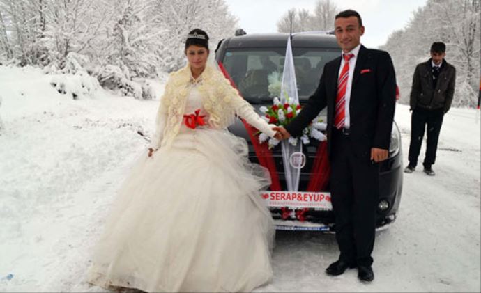 Damatla gelin karda mahsur kaldı Damatla gelin karda mahsur kaldı