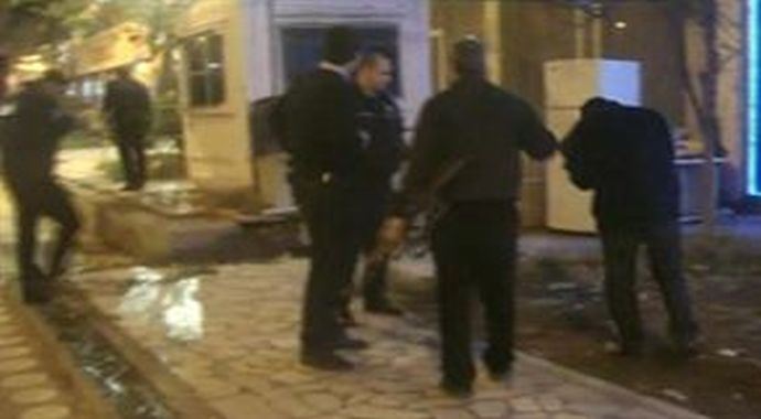 AK Parti Diyarbakır İl Başkanlığı'na el yapımı bomba atıldı AK Parti Diyarbakır İl Başkanlığı'na el yapımı bomba atıldı