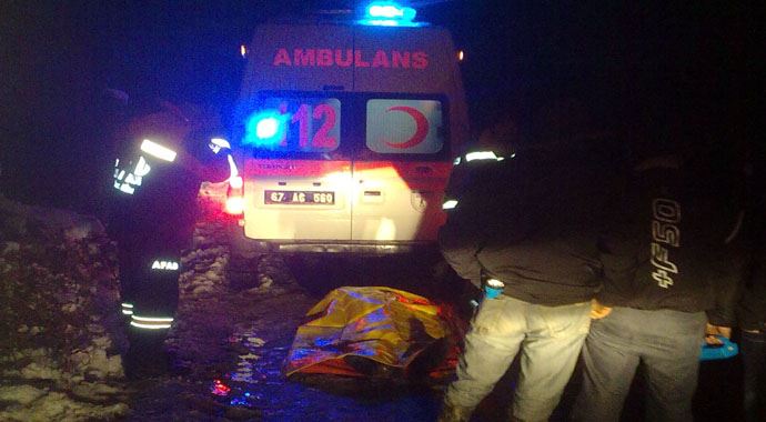 Zonguldak'ta feci kaza, karlı yolda kayan otomobil uçtu 3 ölü var Zonguldak'ta feci kaza, karlı yolda kayan otomobil uçtu 3 ölü var