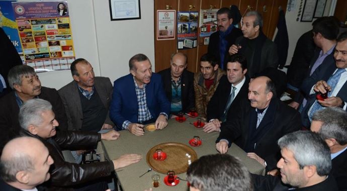 Başbakan Erdoğan&#039;dan kahvehane ziyareti