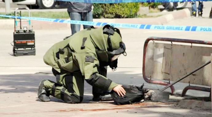 Ankara'da 'el bombası' paniği Ankara'da 'el bombası' paniği