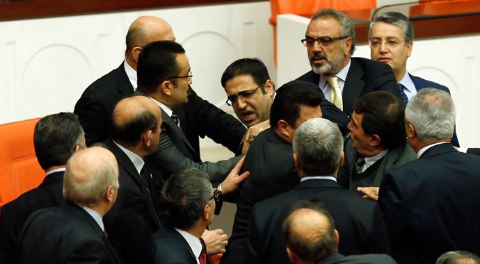 Meclis&#039;te yumruk yumruğa &#039;Kürdistan&#039; kavgası