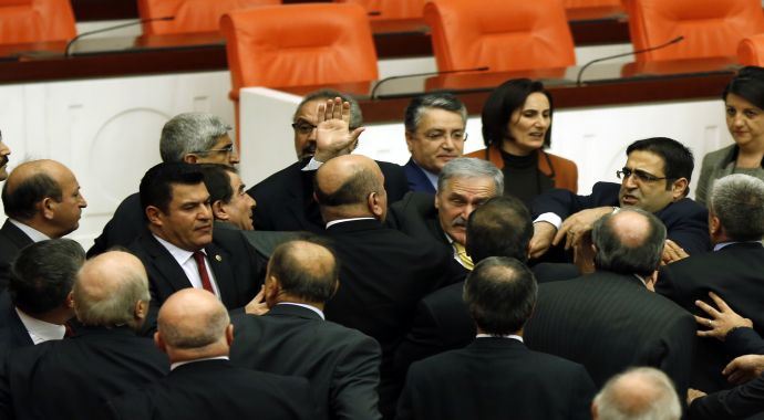 Meclis&#039;te bu kez yumruklar konuştu