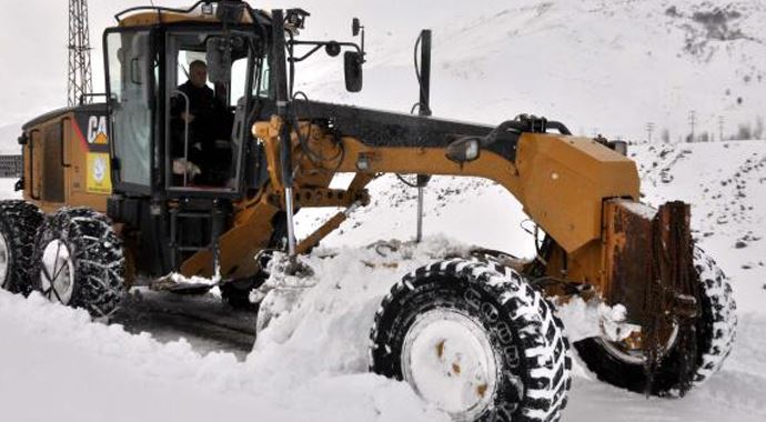 Bitlis&#039;te 100 köy yolu kardan kapandı
