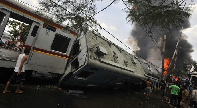 Endonezya&#039;daki tren kazasında ölü ve yaralı sayısı arttı