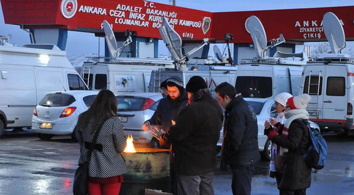 CHP'liler Balbay için eksi 4 derece soğukta nöbetteler CHP'liler Balbay için eksi 4 derece soğukta nöbetteler