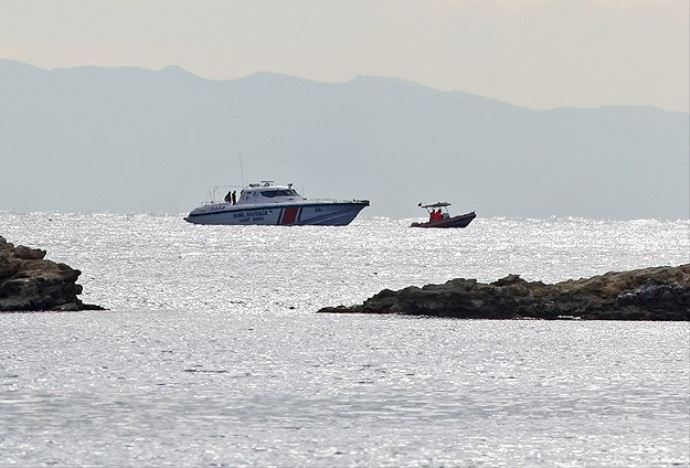 İzmir Çeşme'de kaçakçıların botu battı, 3 kişi öldü İzmir Çeşme'de kaçakçıların botu battı, 3 kişi öldü