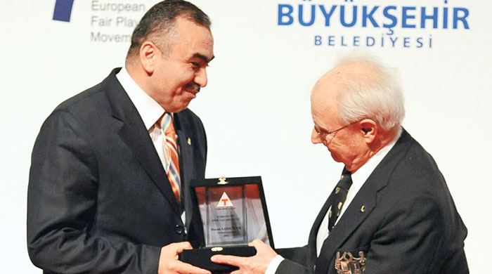 Hasan Sarıçiçek yılın spor yazarı Hasan Sarıçiçek yılın spor yazarı