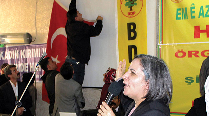 Kışanak: Bayrak asılsın öyle konuşayım