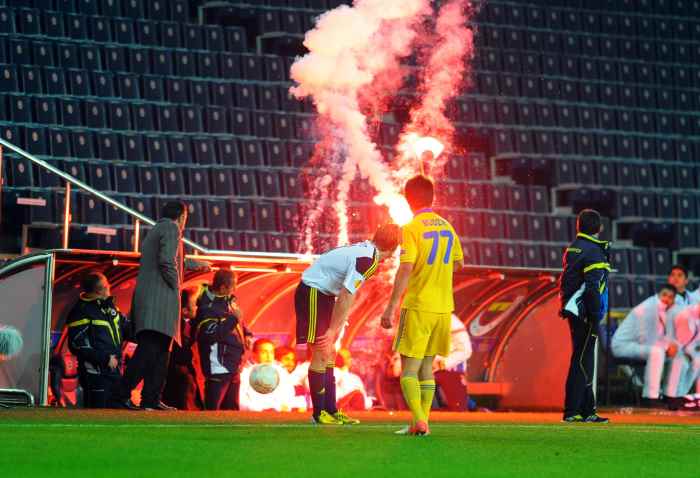 Taraftarın attığı meşale Fener&#039;i yaktı