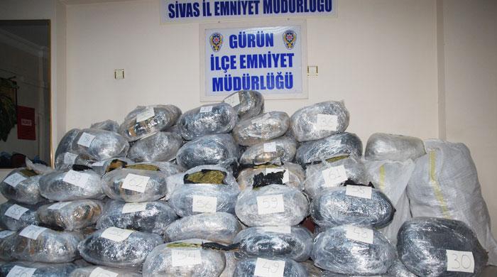 Polis, bir mesajla 362 kilo esrar ele geçirdi