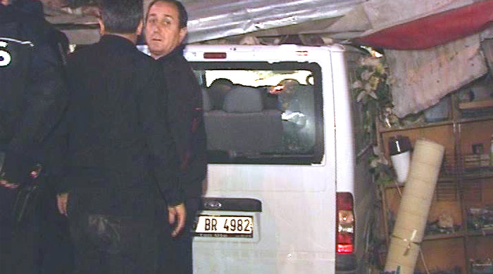 Minibüs gecekonduya girdi: 1 ölü, 2 yaralı Minibüs gecekonduya girdi: 1 ölü, 2 yaralı