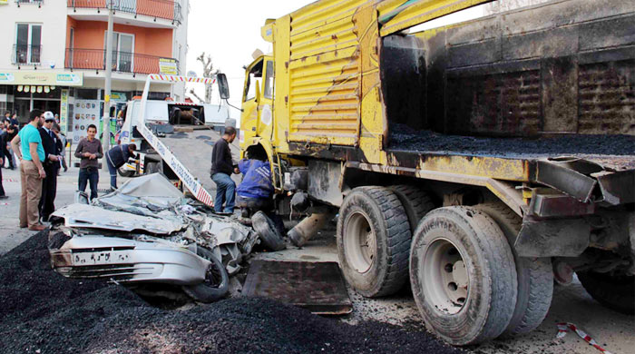 Denizli'de kamyonun freni boşaldı: 2 yaralı Denizli'de kamyonun freni boşaldı: 2 yaralı