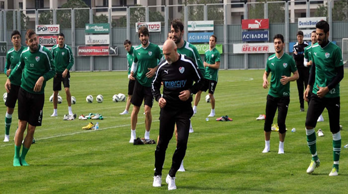Bursasporlu futbolculardan danslı idman