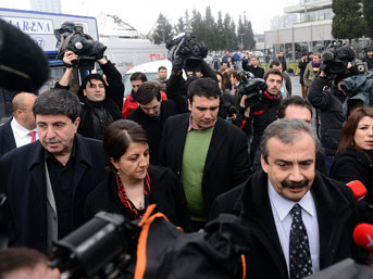 İmralı'ya giden BDP'liler dedektörle arandı İmralı'ya giden BDP'liler dedektörle arandı