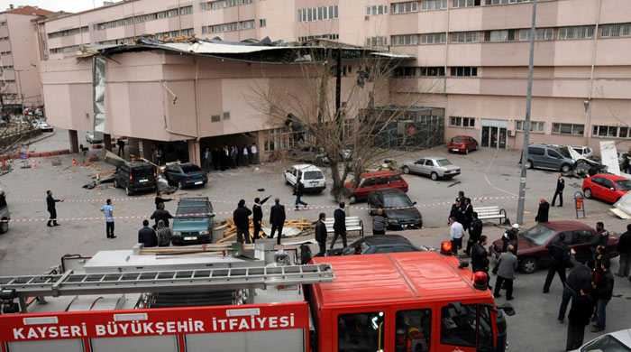 Hastanenin çatısı uçtu: 2 yaralı Hastanenin çatısı uçtu: 2 yaralı