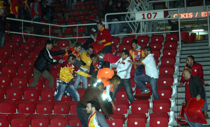 Basketbol maçında çıkan olaylar futbolu aratmadı