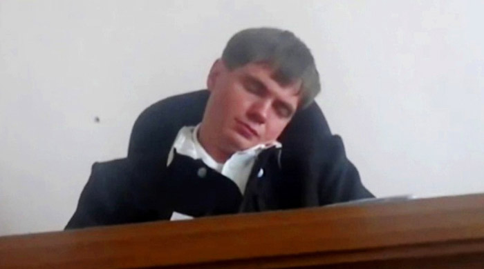 Duruşmada uyuyan hakimin verdiği karara iptal Duruşmada uyuyan hakimin verdiği karara iptal