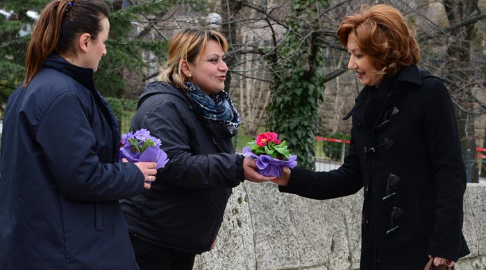 Meclis'te kadınlara çiçekli karşılama