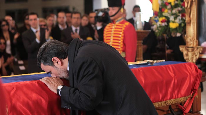 Ahmedinejad&#039;dan Chavez&#039;e veda öpücüğü