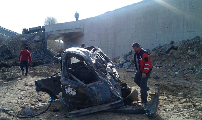 Tatvan'da trafik kazası: 3 ölü, 4 yaralı Tatvan'da trafik kazası: 3 ölü, 4 yaralı