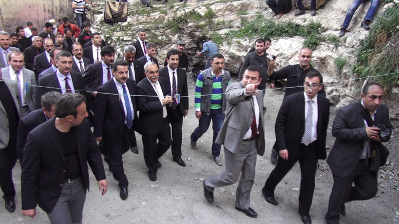 Faruk Çelik, Tatlıses&#039;in doğduğu mağarayı gezdi