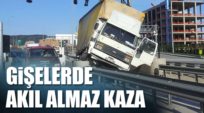 Gişelerde akıl almaz kaza Gişelerde akıl almaz kaza