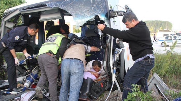 Bilecik'te trafik kazası, 33 yaralı