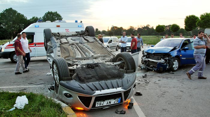 Kocaeli'de iki otomobil çarpıştı, 10 yaralı Kocaeli'de iki otomobil çarpıştı, 10 yaralı