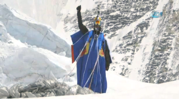 Everest'ten tarihi atlayış