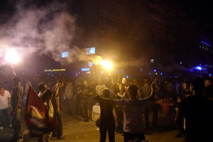 İzmir'deki 'Gezi' eylemlerinde halaylı protesto İzmir'deki 'Gezi' eylemlerinde halaylı protesto