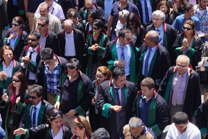 Bursa'da avukatlar cübbeleriyle yürüdü