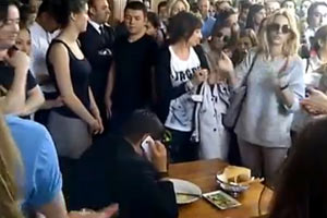 Kanyon AVM'de 'Gezi'cilerin mahalle baskısı Kanyon AVM'de 'Gezi'cilerin mahalle baskısı