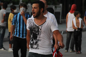 &#039;Gezi&#039; eylemcisi, polise bıçak çekti