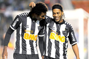 Ronaldinho yalnız gelmiyor