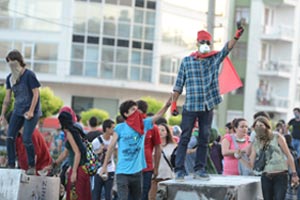 Polis, AK Parti binasına yürüyen eylemcileri kovaladı, 100 gözaltı Polis, AK Parti binasına yürüyen eylemcileri kovaladı, 100 gözaltı
