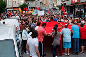 İzmir'de devam eden eylemlere polis müdahale etti İzmir'de devam eden eylemlere polis müdahale etti
