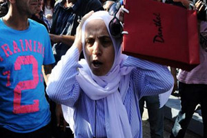 Şimdi de 'duran adamlar'ı protesto etti Şimdi de 'duran adamlar'ı protesto etti
