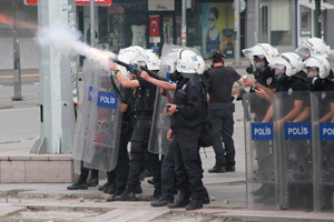 Barikatlı gruba TOMA ile müdahale