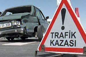 Ambulans otomobille çarpıştı