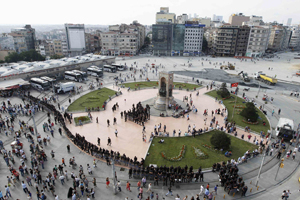 Taksim'de yıkılan iş yerinin yerine çim ekilecek